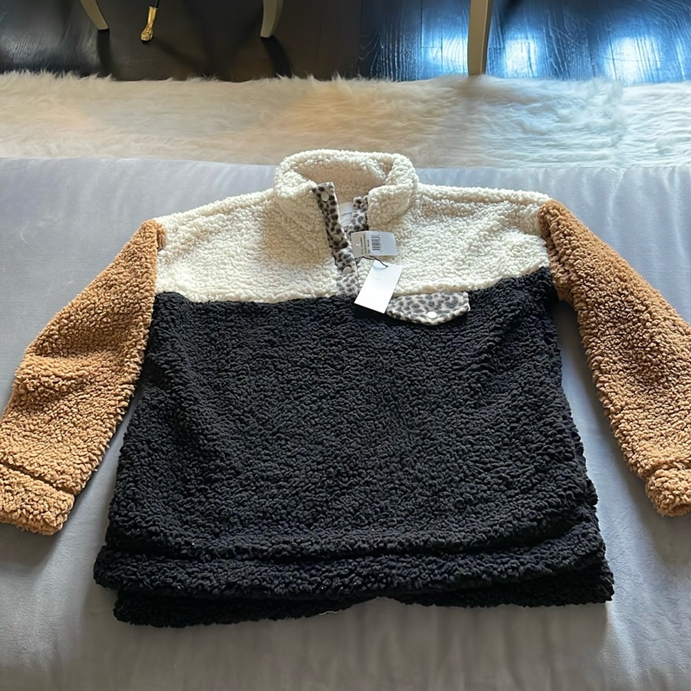NWT thread and supply fleece pullover